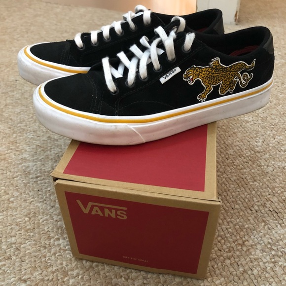 Embroidered vans - Picture 2 of 5